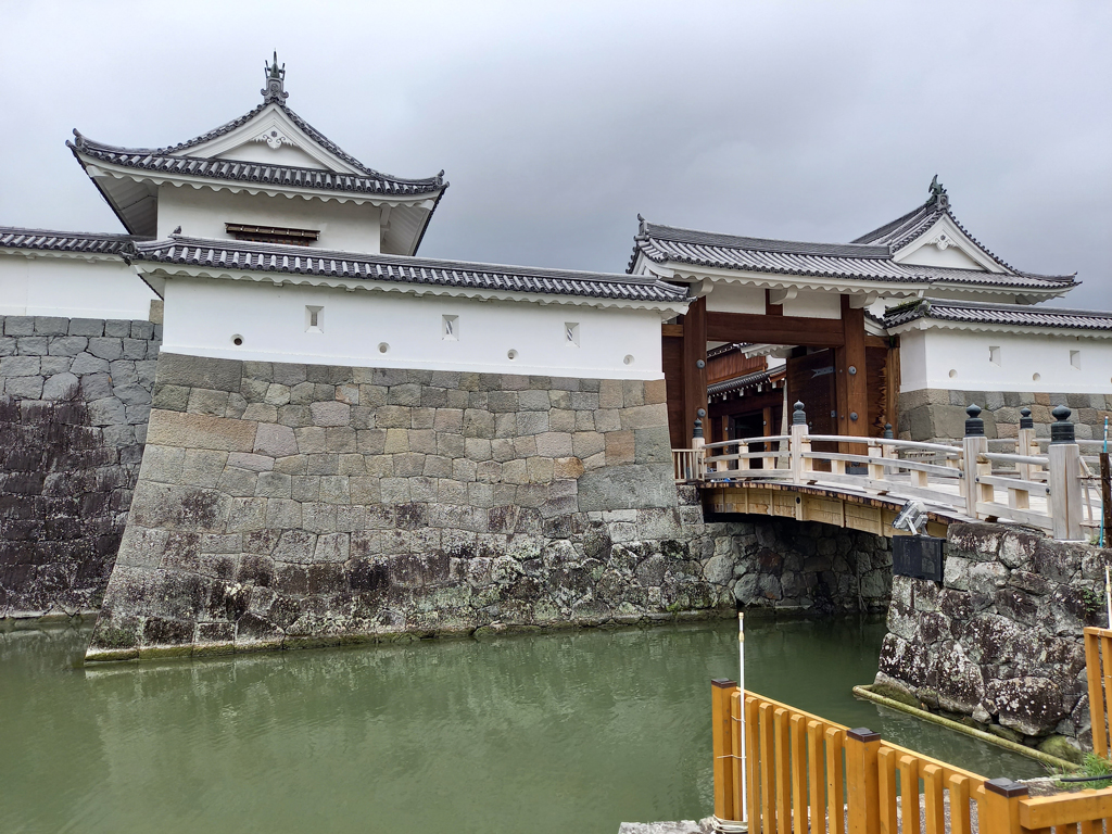 巽櫓と東御門。県内産の太い杉、ヒノキを多用して復元された